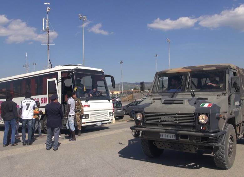 Inmigrantes rescatados en Italia viven hacinados y sin recursos