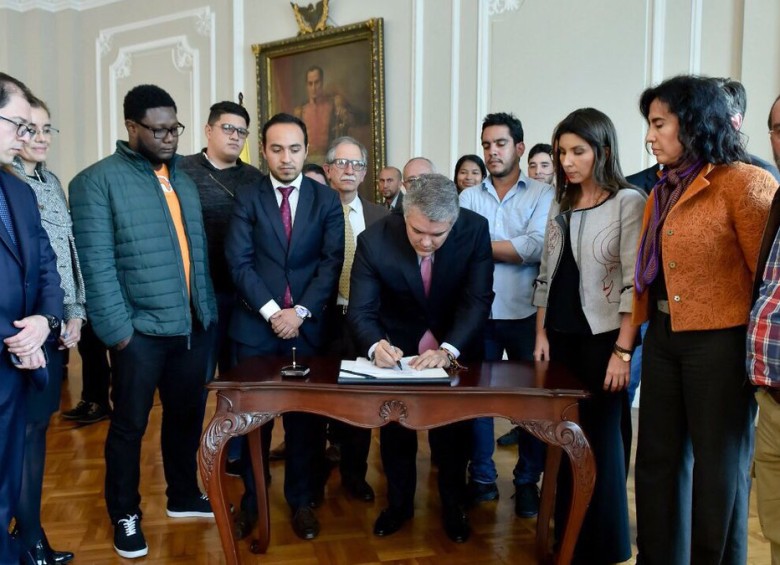 Firma del acuerdo entre el gobierno de Iván Duque y los estudiantes. FOTO IVÁN DUQUE