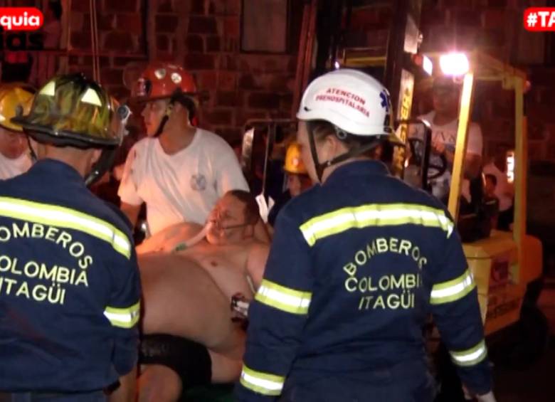 En el rescate de Medina Díez participaron 18 unidades bomberiles. FOTO tomada de un video de teleantioquia noticias