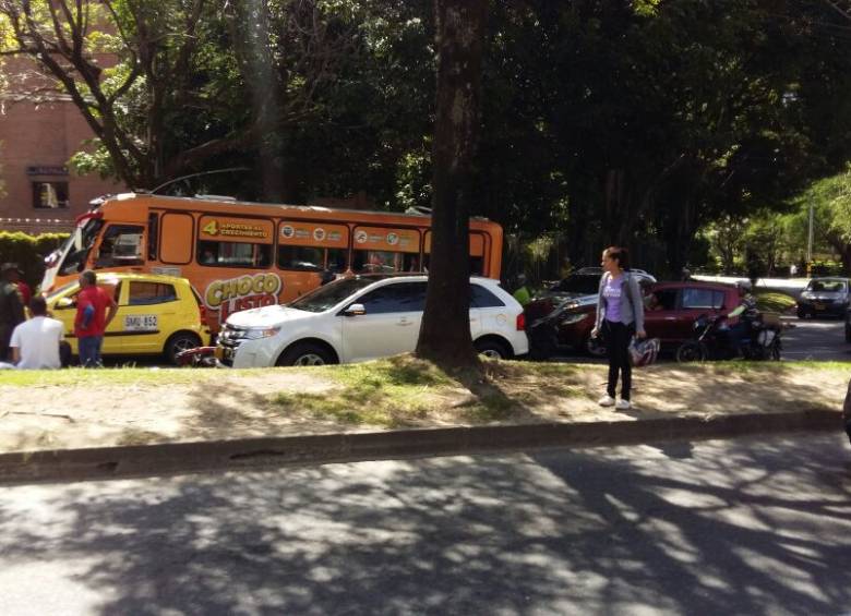 El choque involucra a un bus de servicio público de la ruta Circular Sur, un taxi, una camioneta y una motocicleta, pero hasta el momento no se registran lesionados. FOTOS MATEO ISAZA