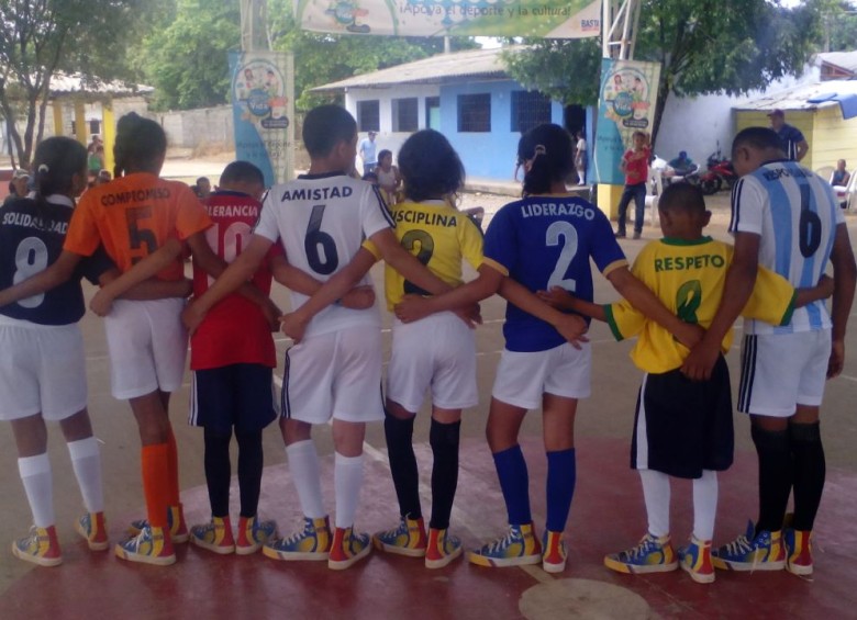 A través del fútbol las autoridades enseñan a prevenir el reclutamiento de menores. FOTO cortesía