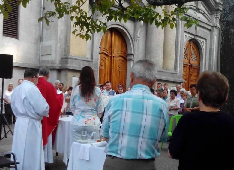 Las familias buscan evitar que sean desalojadas de un predio en el sector Villa Café. Desde el miércoles están en el templo Nuestra Señora. FOTO CORTESÍA