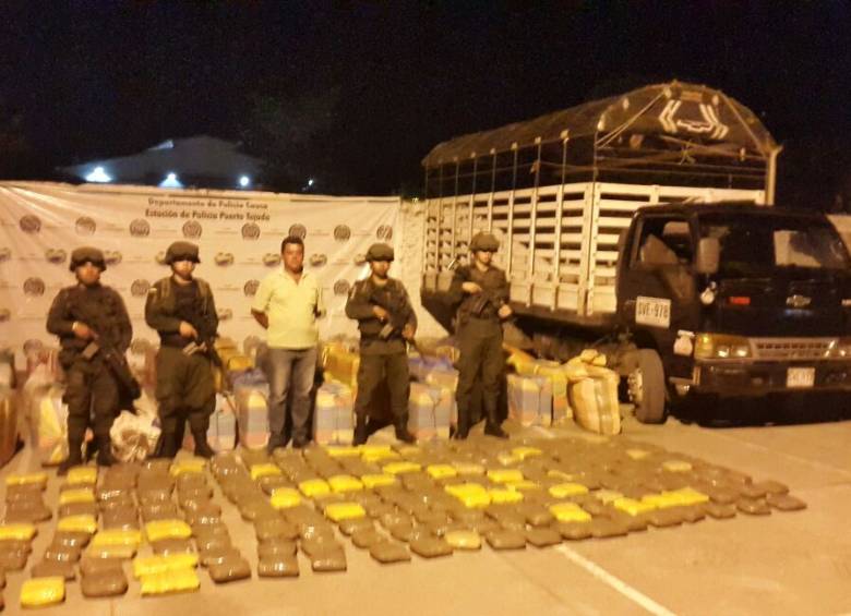 Los policías que realizaban la incautación de un cargamento de alucinógenos en el departamento del Cauca, quedaron sorprendidos al encontrarse una extraña pócima. FOTO CORTESÍA