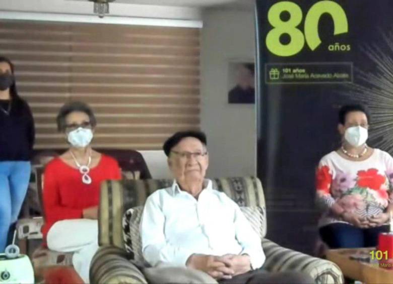 José María Acevedo junto a su familia durante el evento. FOTO: Haceb.
