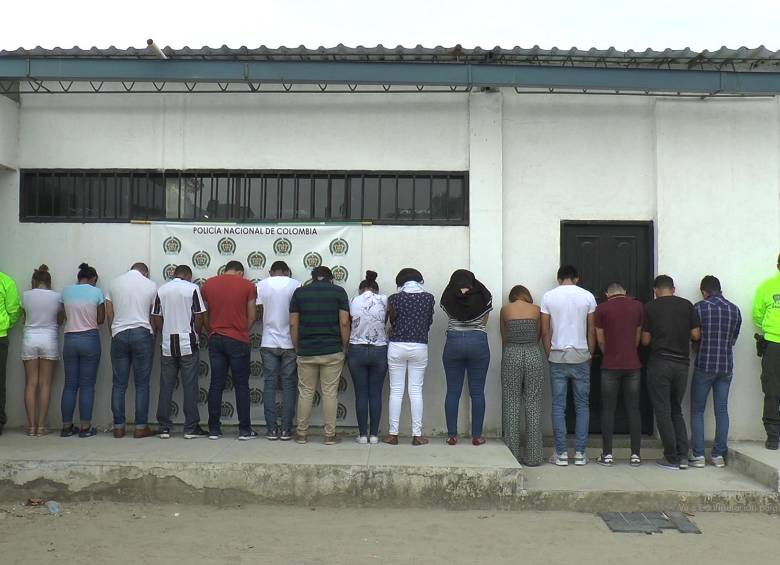 Los 16 capturados por la policía Atlántico. Foto: Cortesía. 