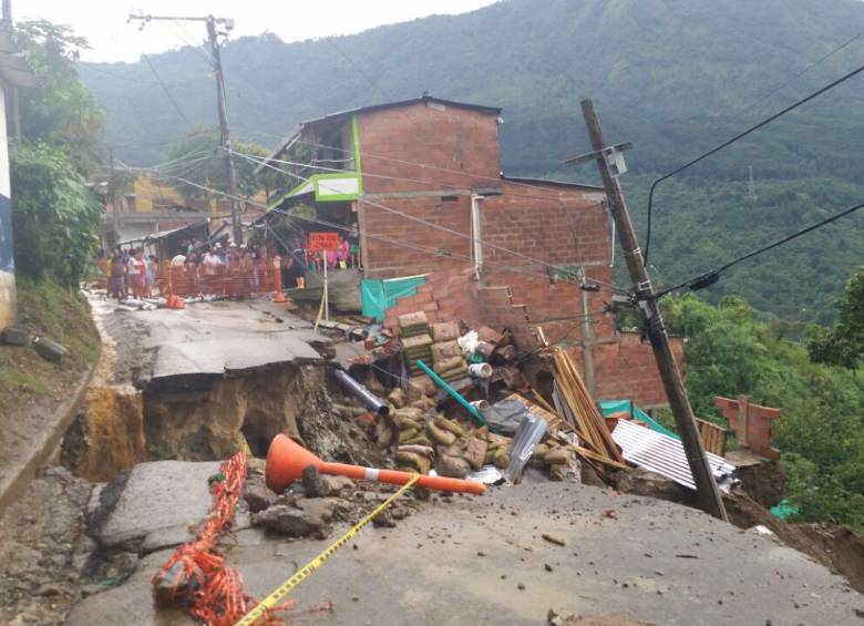 El deslizamiento del lunes afectó la vía y 16 viviendas en el barrio La Sierra. FOTO CORTESÍA