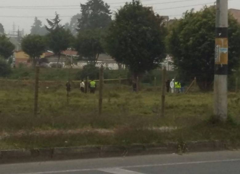 En la mañana de este lunes, efectivos judiciales realizaron el levantamiento de la víctima hallada cerca del estadio de fútbol de Rionegro. FOTO CORTESÍA MI ORIENTE. 