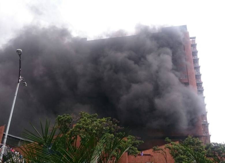 El incendio inició minutos antes de la 1:00 de la tarde. Foto Cortesía Óscar Anzola