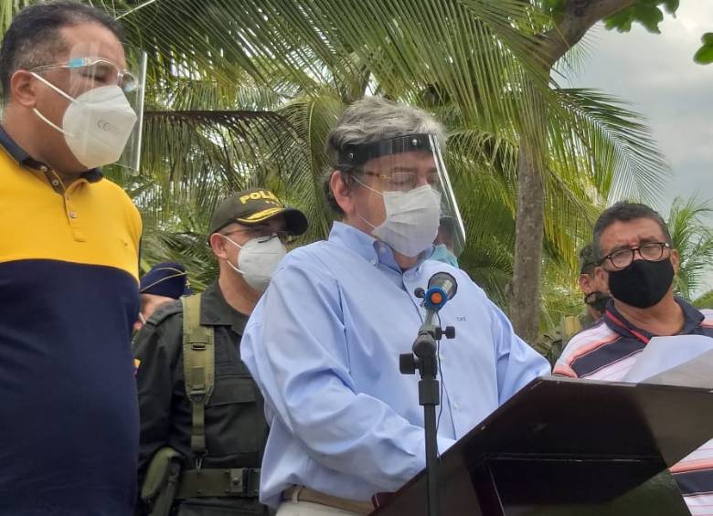 El Ministro de Defensa, Carlos Holmes Trujillo, en Arauca. FOTO CORTESÌA MINDEFENSA