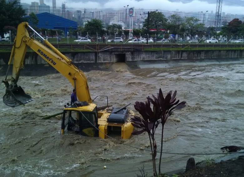 Los Bomberos de Medellín rescatan en la tarde de este sábado a un operario de una retroexcavadora que que se encontraba realizando trabajos en el río Medellín. FOTO CORTESÍA