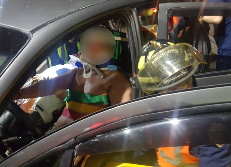 Entre los heridos estuvo el conductor del automóvil de color gris, el cual perdió el control del automóvil en el descenso por la Loma del Escobero. FOTO CORTESÍA