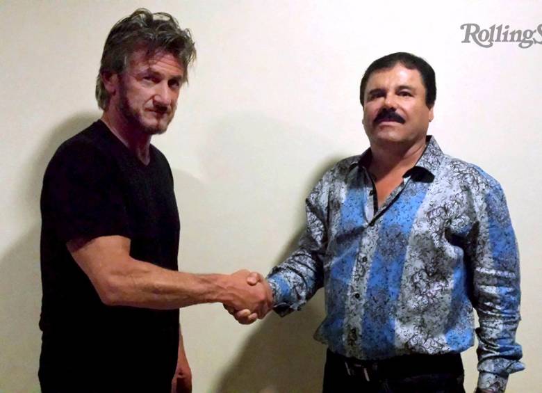 El “Chapo Guzmán”, a la derecha, posa con el actor Sean Penn, a quien le concedió una entrevista que fue publicada por la revista The Rolling Stone.