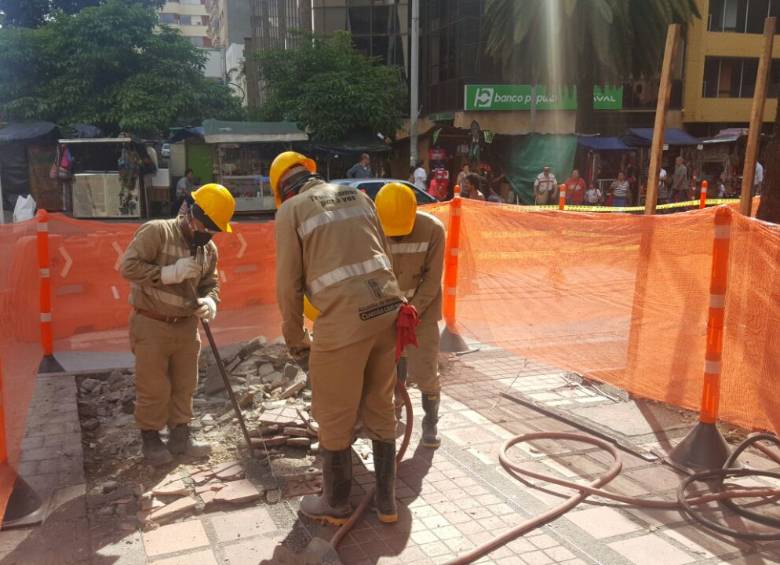 La obras iniciaron en el espacio contiguo a la calle, para permitir paso peatonal. FOTO cortesía edu