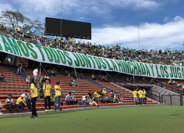 Poco a poco se fue llenando la tribuna Sur antes del entreno final de Nacional para enfrentar a Tolima. Este sábado, al Atanasio no le cabrá un alma. FOTO CORTESÍA ATLÉTICO NACIONAL