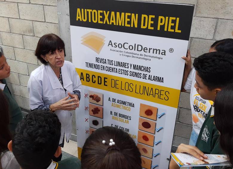 Con Charlas, juegos y otras actividades, los estudiantes aprendieron a cuidarse del cáncer de piel. FOTO CORTESÍA
