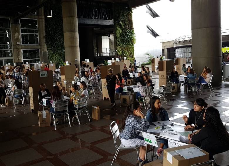 En el puesto de votación del edificio inteligente de EPM la participación hasta el momento ha sido buena. Foto Juan Sebastián Carvajal