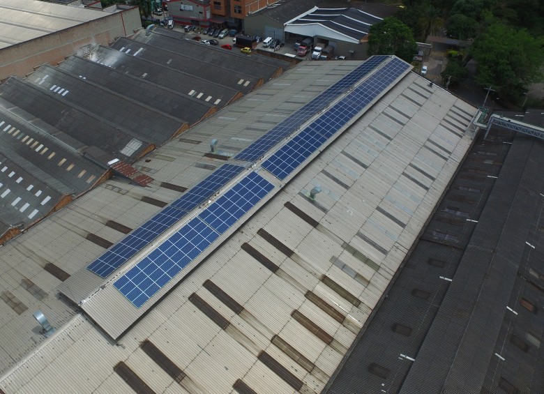 Los paneles solares instalados en la empresa Estra utilizan un área aproximada en techos de 700 metros cuadrados. En estos se invirtieron 410 millones de pesos. FOTO Cortesía Estra