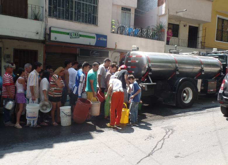 Con carrotanques que suministran el líquido a los ciudadanos, EPM suele suplir la falta de acceso al servicio. En este caso se afectaron 7.730 clientes en San Cristóbal. FOTO archivo Jessica Cano