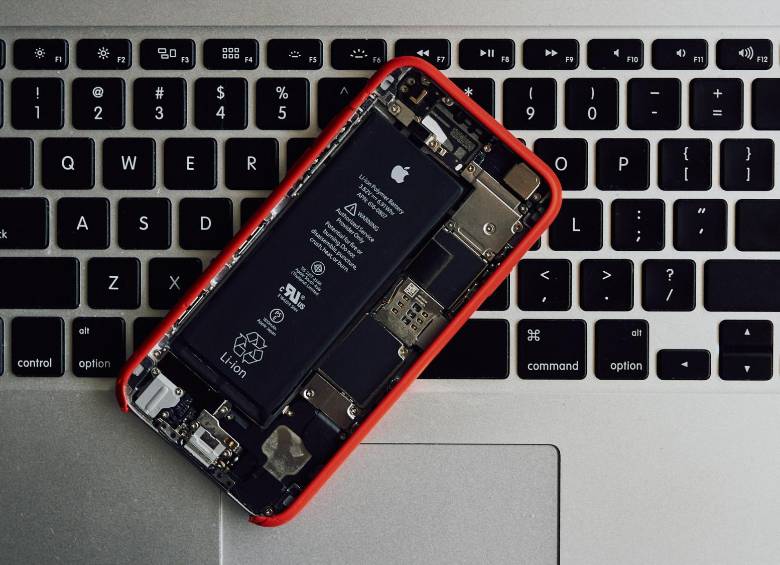 Se estima que un celular de gama media tiene una batería de 500 ciclos de carga. Foto: Radovan vía Unsplash