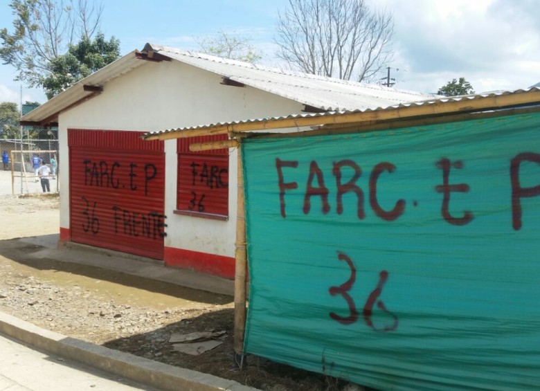 En la vereda Palo Blanco, municipio de Ituango, los integrantes de las “disidencias del Frente 36” aseveraron que los campesinos no pueden relacionarse con “paramilitares”. FOTO Cortesía 