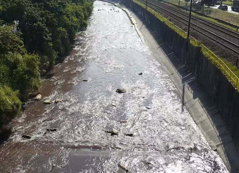 Esta es la cuarta vez que el río Medellín es cubierto por una sustancia, la cual le cambia su color natural. FOTO Juan Sebastián Carvajal
