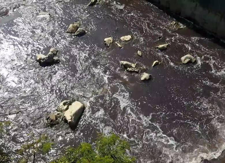 Esta es la cuarta vez que el río Medellín es cubierto por una sustancia, la cual le cambia su color natural. FOTO Juan Sebastián Carvajal. FOTO Juan Sebastián Carvajal