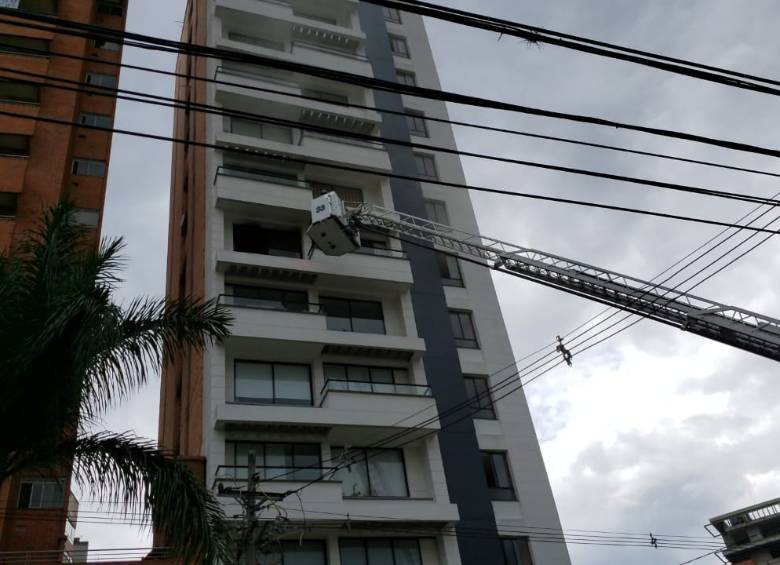 Bomberos atendieron incendio en edificio de Laureles y hallaron dos cadáveres