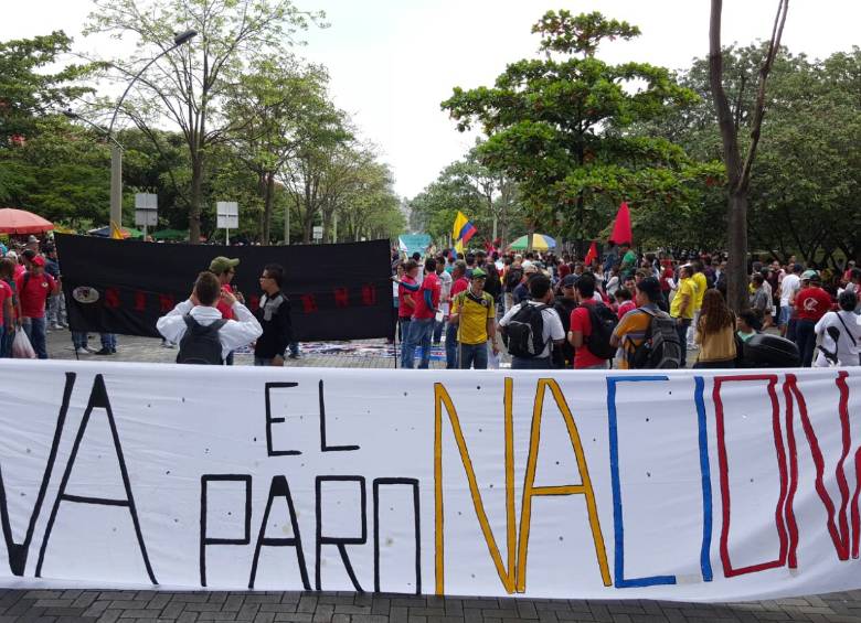 En Medellín la manifestación salió a las 9:00 de la mañana desde el Jardín Botánico en la Calle Carabobo e irá hasta el Parque de las Luces. FOTO Juan Sebastián Carvajal