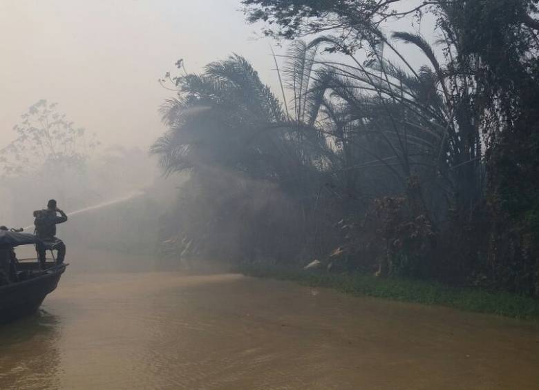 La Armada Nacional se sumó este lunes a las labores para tratar de controlar el incendio. FOTO: Unidad Nacional de Gestión del Riesgo