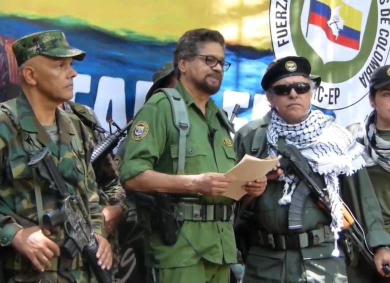 Iván Márquez (centro), alias “el Paisa” (izquierda), “Santrich” (derecha), son jefes de las disidencias que entran a la lista de terroristas. Presidente Duque denunció que están en Venezuela. FOTO EFE