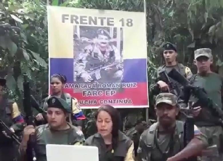 En la foto alias Jacinto está en la parte superior derecha, junto a la bandera. FOTO TOMADA DE VIDEO