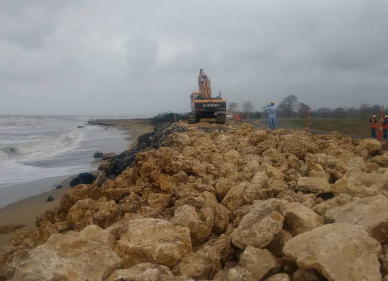 Con estas rocas, los constructores tratan de mitigar el impacto del mar sobre la vía que está en perfectas condiciones. FOTO Cortesía