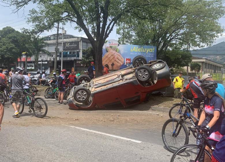 Así quedó la camioneta involucrada en el accidente. Por fortuna no hubo gente lesionada. FOTO: cortesía.