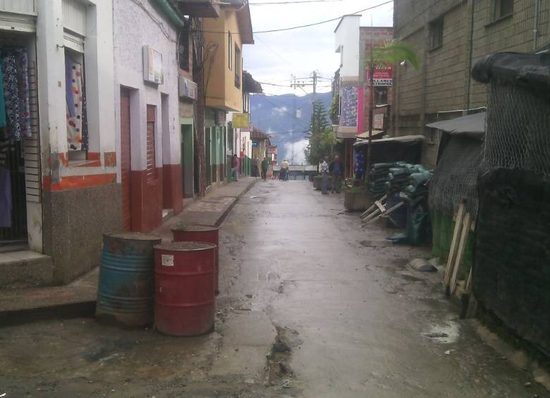 Con el desmonte de la garita de la Policía, se recupera la movilidad por ese sector de Ituango. Foto Wilson Cartagena