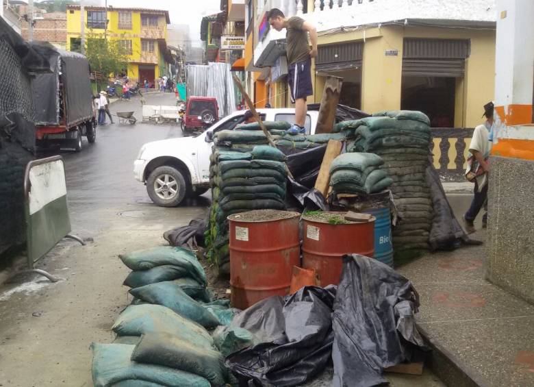 Momento en el que es desmontada la garita de la Policía en Ituango. Foto: Policía