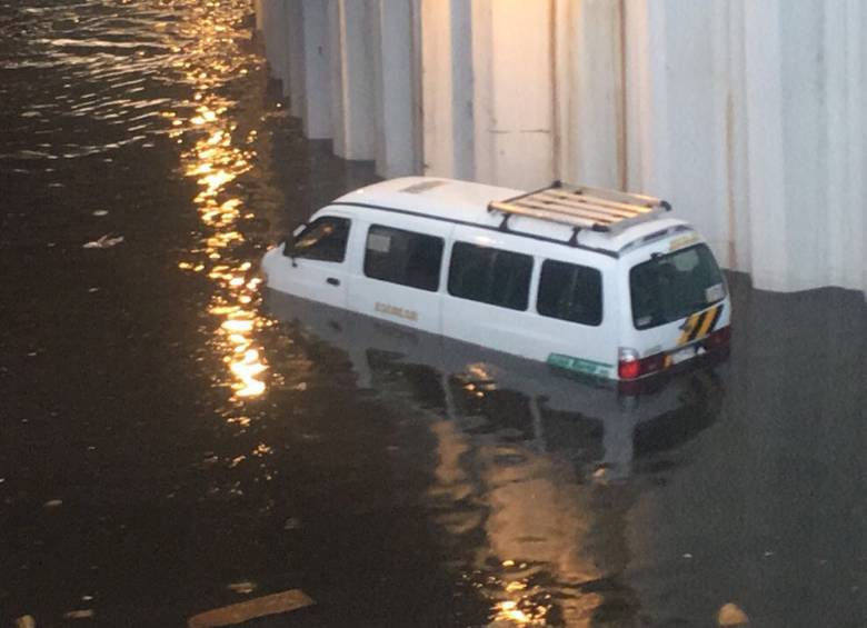 En horas de la noche aparentemente fue controlada la inundación, pero la Alcaldía recibió numerosas críticas. FOTO COLPRENSA