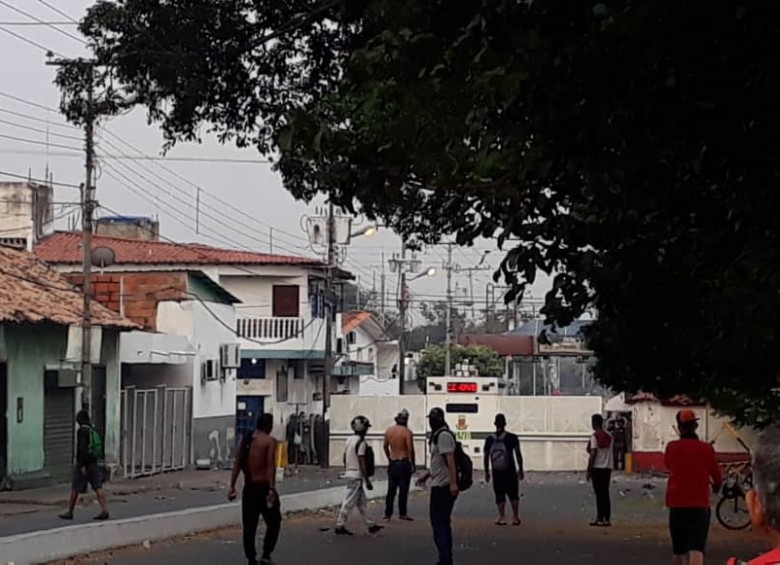 Guardia Nacional levanta un muro cerca de la plaza sucre de Ureña. El lugar está a pocos metros del comando de la guardia nacional. FOTO ROSALINDA HERNÁNDEZ C - Enviada especial al lado venezolano de la frontera.