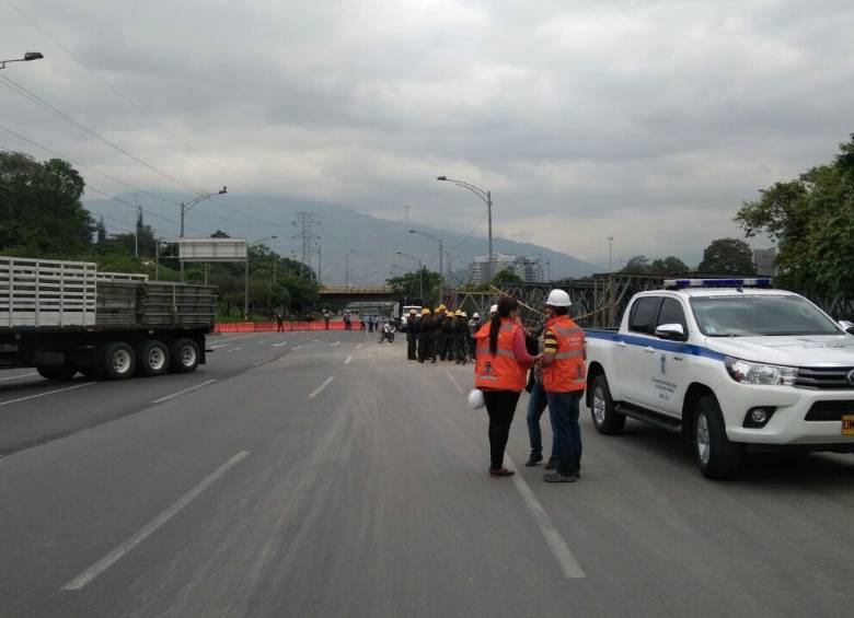 La vía se volvió a cerrar para realizar los trabajos del desmonte de los puentes. FOTO DIEGO ZAMBRANO BENAVIDES