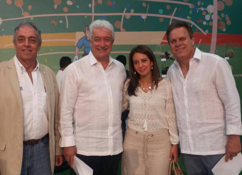 Jorge Perdomo y Claudia Guerrero, durante un evento de responsabilidad social en el fútbol. FOTO twitter coldeportes