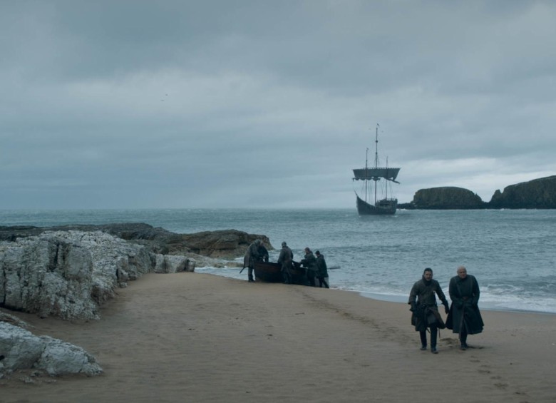 Jon Snow llega a Boca Dragón, lo recibe Varys, seguro con las malas noticias. FOTO Cortesía HBO