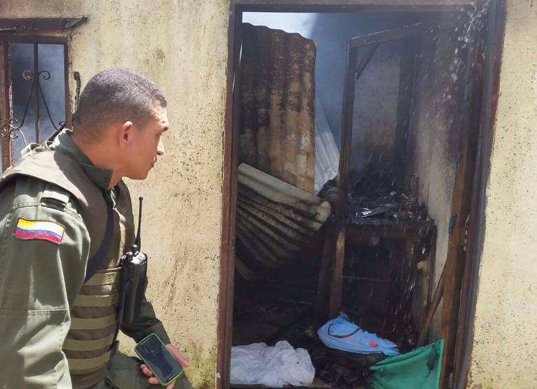 Los habitantes de El Mango destruyeron y quemaron la casa usada como estación. FOTO colprensa
