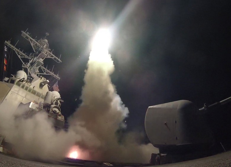 Momento del lanzamiento de un misil autodirigido desde el destructor USS Porter (DDG-78). FOTO EFE
