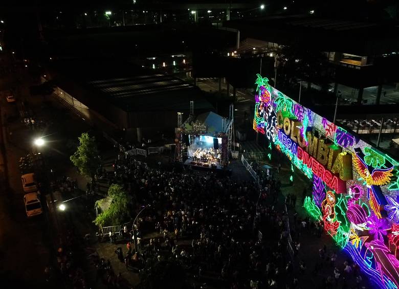 La alborada cultural comenzó en el Parque Norte, con el encendido del alumbrado navideño. FOTO: Juan David Úsuga. 