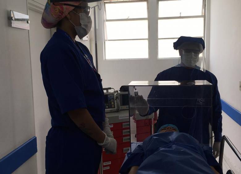 La caja permite que los fluidos del paciente no sean esparcidos sobre el cuerpo del personal médico. FOTO Cortesía