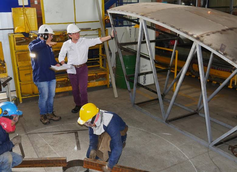 Construcción de la taza mas grande del mundo. FOTO: Cortesía. 