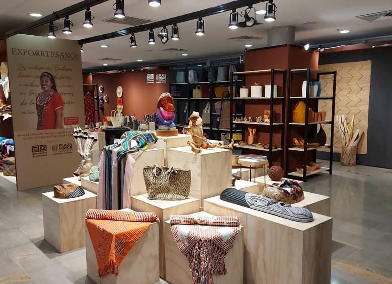 Así luce el montaje en Plaza Mayor, que sin público se puede recorrer virtual y en la que los asesores y quienes guían la compra asistida se mueven para mostrar los productos a los interesados. FOTO Cortesía Expoartesano.