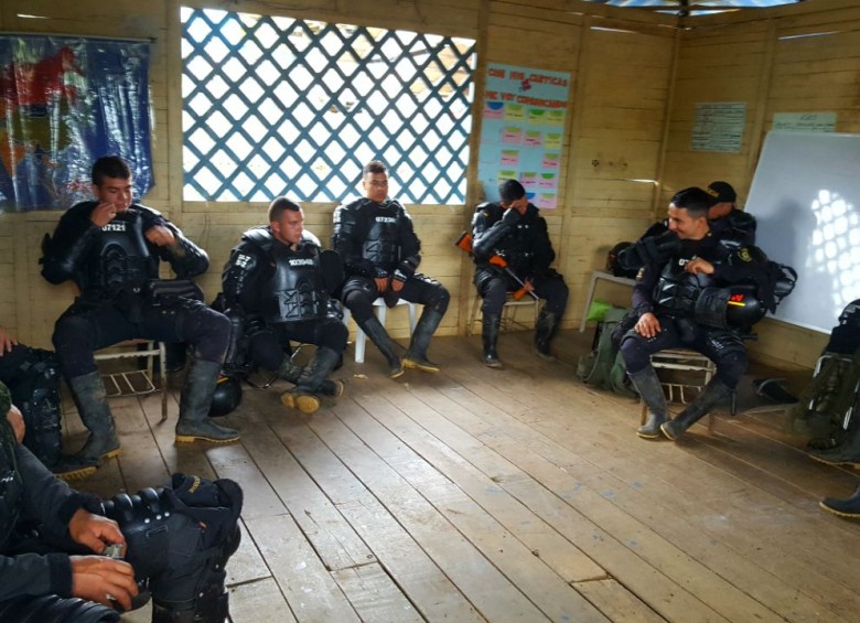Los 14 agentes del Escuadrón Antimotines de la Policía, Esmad, que retuvieron la semana pasada en la zona rural de Nariño. FOTO coresía Winston Viracachá