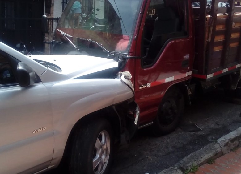 El conductor del furgón rojo perdió el control del vehículo y arrolló a varias personas y vehículos. FOTO CORTESÍA GUARDIANES DE ANTIOQUIA 