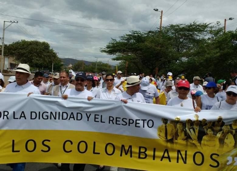 Centenares de personas se sumaron este domingo a una marcha por la dignidad y el respeto a los colombianos. FOTO CORTESÍA