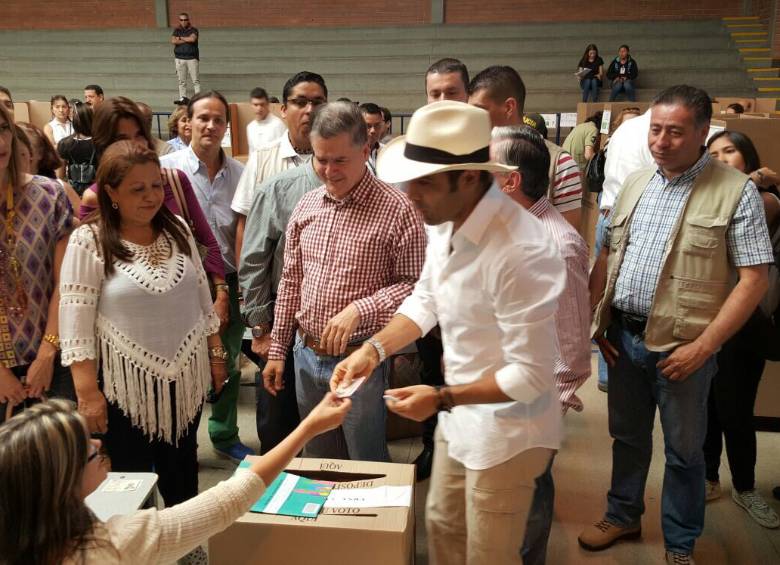 El candidato a la Gobernación, Andrés Guerra, acompañado del candidato a la Alcaldía Juan Carlos Vélez Uribe en el colegio Palermo de El Poblado. FOTO GUSTAVO GALLO